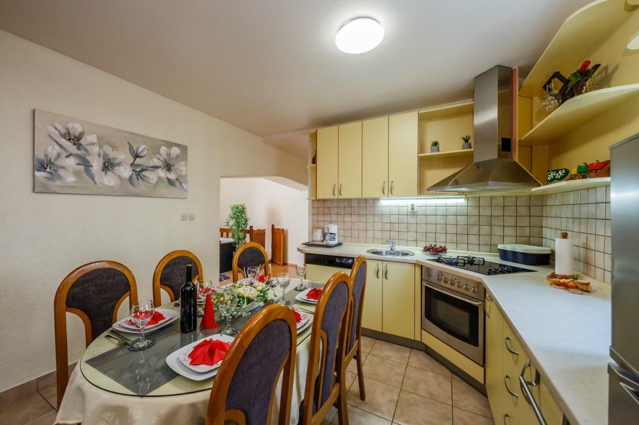 Central Apartment Castle Cippico Kastela Exterior photo