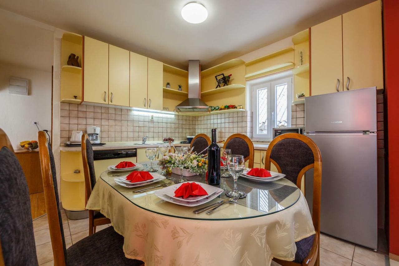 Central Apartment Castle Cippico Kastela Exterior photo